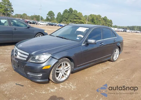 2013 Mercedes-Benz C 250 Sport z USA, uszkodzony, nr VIN WDDGF4HB1DG083385